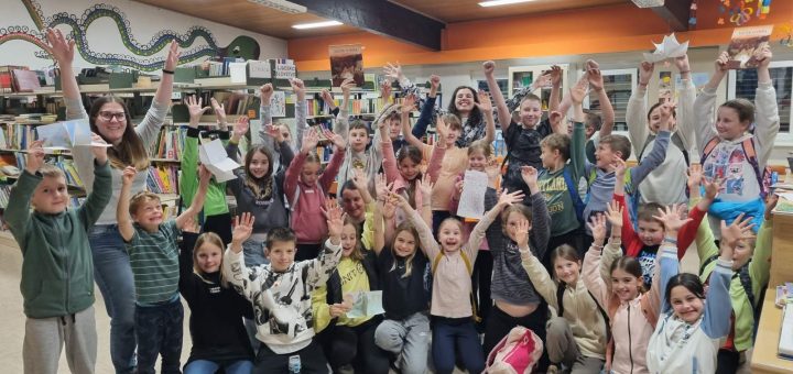 Vesela druščina učencev, ki so se zbrali na dogodku Noč knjige v letu 2025.